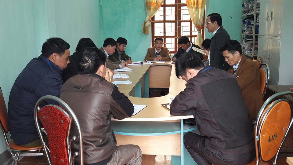 Đồng chí Bí thư huyện ủy Vi Hữu Cầu làm việc tại xã Thượng Sơn, huyện Vị Xuyên
